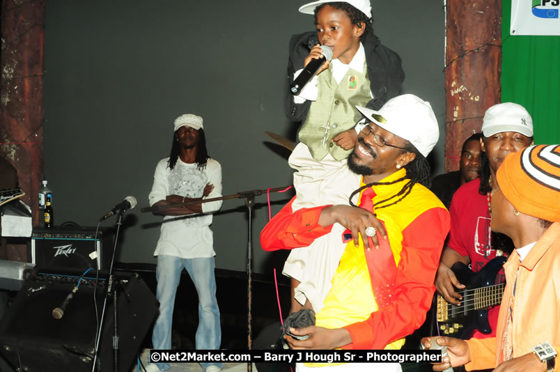 Beenie Man - Live in Concert, plus Hiyah Grade Band @ The Sunset Show @ Negril Escape Resort and Spa, Tuesday, February 3, 2009 - Live Reggae Music at Negril Escape - Tuesday Nights 6:00PM to 10:00 PM - One Love Drive, West End, Negril, Westmoreland, Jamaica W.I. - Photographs by Net2Market.com - Barry J. Hough Sr, Photographer/Photojournalist - The Negril Travel Guide - Negril's and Jamaica's Number One Concert Photography Web Site with over 40,000 Jamaican Concert photographs Published -  Negril Travel Guide, Negril Jamaica WI - http://www.negriltravelguide.com - info@negriltravelguide.com...!