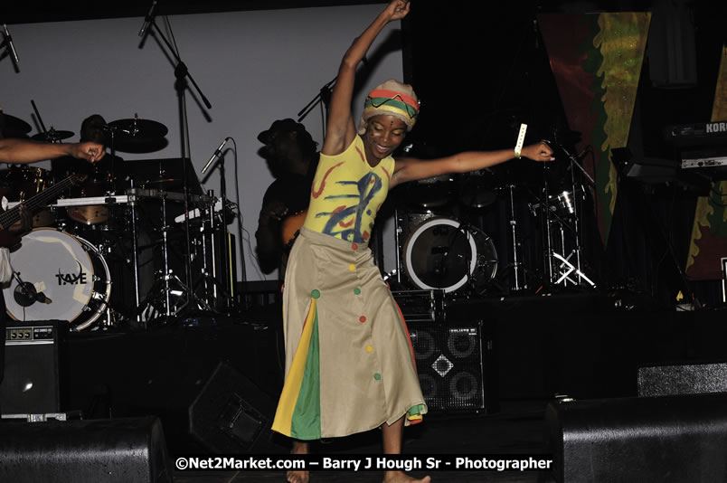 Etana @ Red Stripe Reggae Sumfest 2008 International Night 2, Catherine Hall, Montego Bay - Saturday, July 19, 2008 - Reggae Sumfest 2008 July 13 - July 19, 2008 - Photographs by Net2Market.com - Barry J. Hough Sr. Photojournalist/Photograper - Photographs taken with a Nikon D300 - Negril Travel Guide, Negril Jamaica WI - http://www.negriltravelguide.com - info@negriltravelguide.com...!