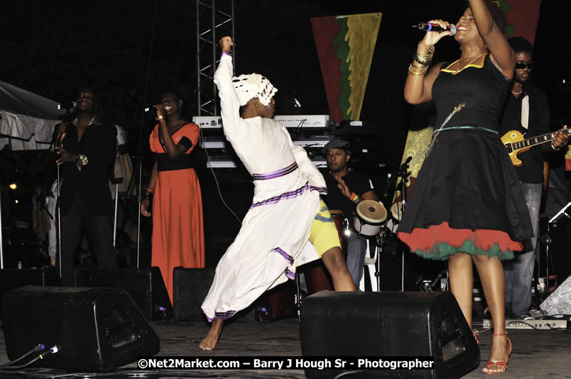 Etana @ Red Stripe Reggae Sumfest 2008 International Night 2, Catherine Hall, Montego Bay - Saturday, July 19, 2008 - Reggae Sumfest 2008 July 13 - July 19, 2008 - Photographs by Net2Market.com - Barry J. Hough Sr. Photojournalist/Photograper - Photographs taken with a Nikon D300 - Negril Travel Guide, Negril Jamaica WI - http://www.negriltravelguide.com - info@negriltravelguide.com...!