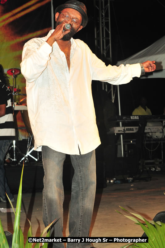 Beres Hammond @ Unite The People An International Reggae Fest, Featuring: Beres Hammond, Coco T, Queen Ifrica, Khalil, Cameal Davis, Iley Dread, Rochelle, Geoffrey Star, Ras Penco, Kool DeLoy, Otis Gayle, J.McKay, Tiney Winey, Venue at Norman Manley Boulevard, Negril, Westmoreland, Jamaica - Saturday, April 4, 2009 - Photographs by Net2Market.com - Barry J. Hough Sr, Photographer/Photojournalist - Negril Travel Guide, Negril Jamaica WI - http://www.negriltravelguide.com - info@negriltravelguide.com...!